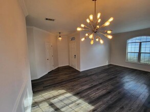 1923 Chandler Ln in Arlington, TX - Foto de edificio - Building Photo
