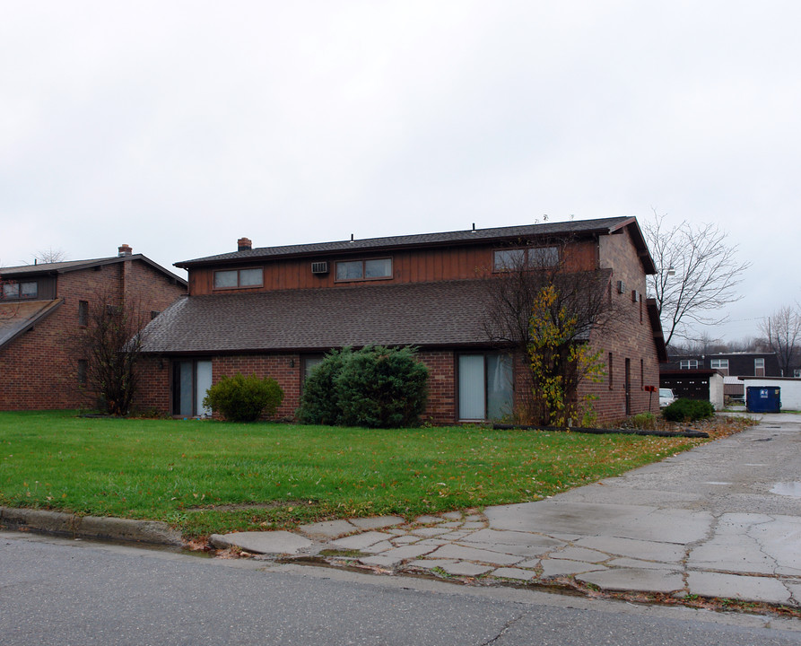 2030 Wolosyn Cir in Youngstown, OH - Building Photo