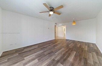 8101 SW 72nd Ave, Unit 414W in Miami, FL - Foto de edificio - Building Photo
