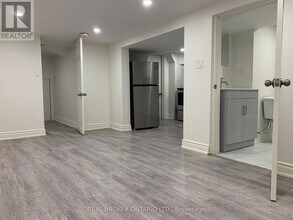 12 Villa Rd in Toronto, ON - Building Photo - Building Photo