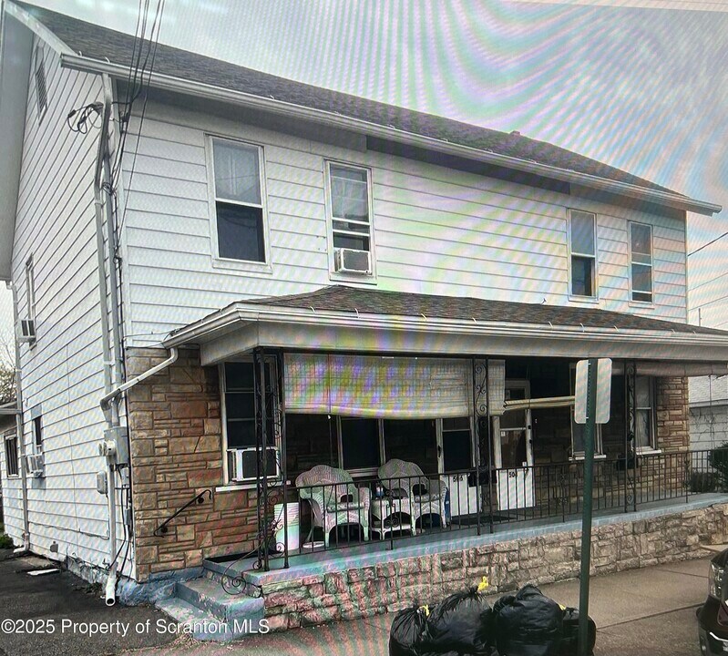 504 Storrs St in Dickson City, PA - Building Photo