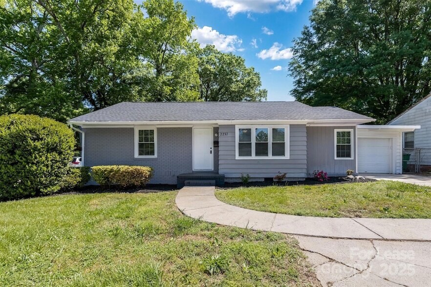 2237 Ashley Rd in Charlotte, NC - Building Photo