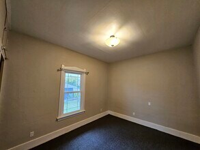 1301 N Rainier Ave in Bremerton, WA - Building Photo - Building Photo