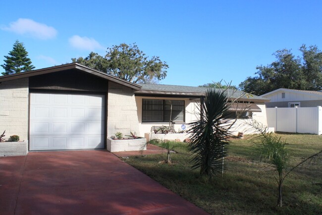 5325 Whippoorwill Dr in Holiday, FL - Building Photo - Building Photo