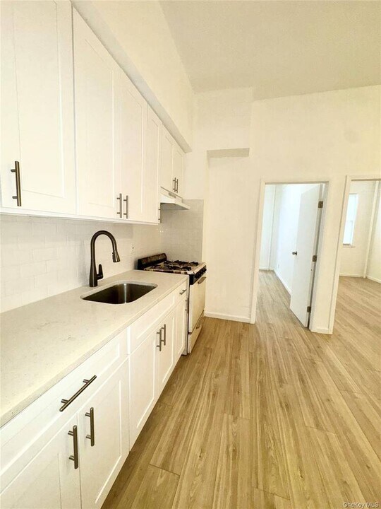 238-03 Braddock Ave in Queens, NY - Foto de edificio