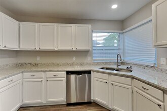 19018 Oakway Dr in Humble, TX - Foto de edificio - Building Photo