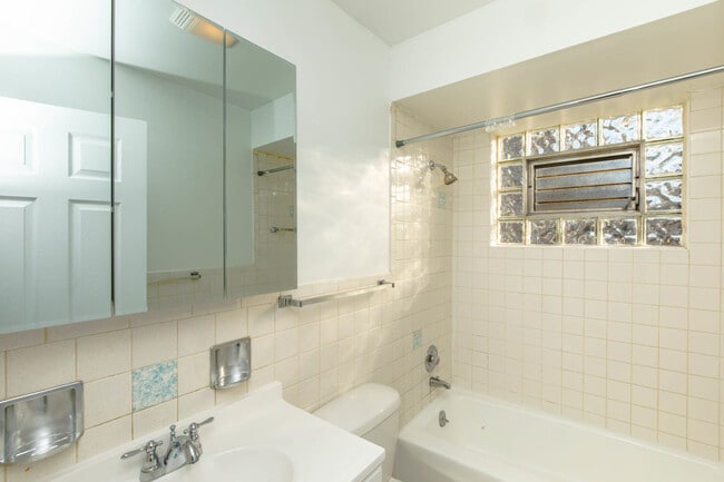 2005 W Touhy Ave in Chicago, IL - Building Photo - Building Photo
