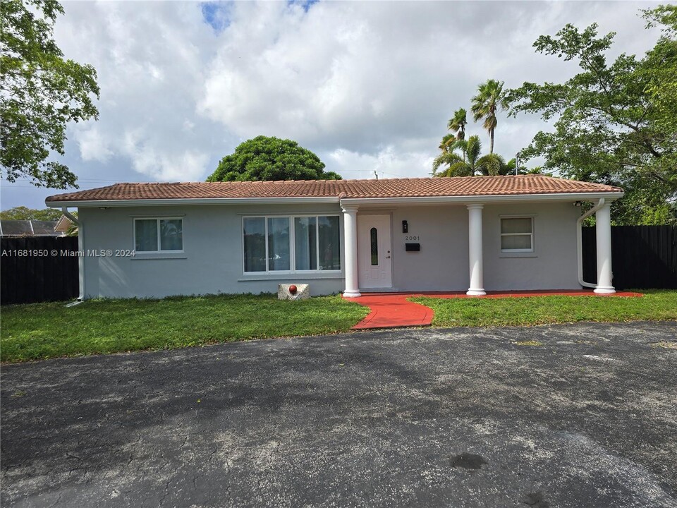 2001 NW 35th St in Oakland Park, FL - Building Photo