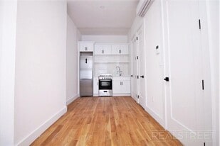 Stunning Modern Studio w Full Amenities, Unit 2F in Brooklyn, NY - Building Photo