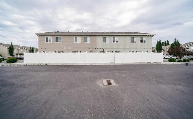 Meadowcreek Townhomes in Idaho Falls, ID - Building Photo - Building Photo