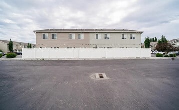 Meadowcreek Townhomes in Idaho Falls, ID - Building Photo - Building Photo