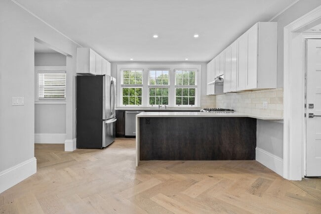 476 Heath St in Chestnut Hill, MA - Foto de edificio - Building Photo