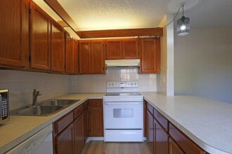 5219 Cedarbend Dr in Ft. Myers, FL - Foto de edificio - Building Photo