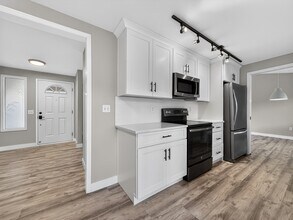 11706 NE 98th St in Kirkland, WA - Building Photo - Building Photo