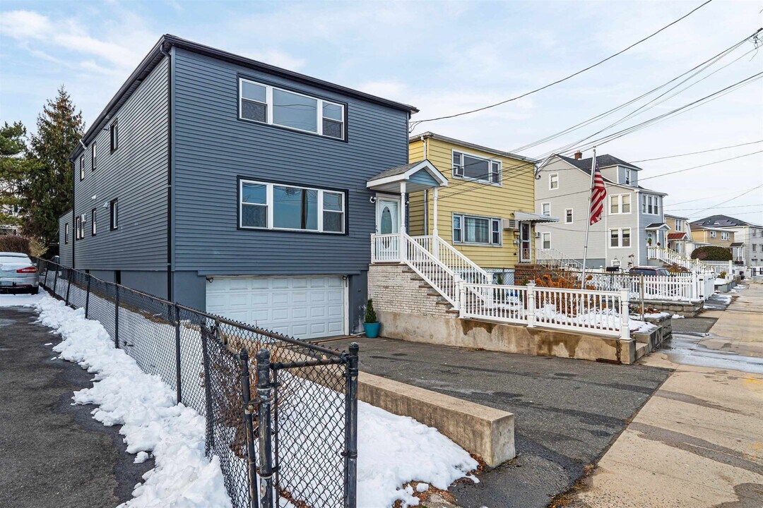 269 Schuyler Ave in Kearny, NJ - Building Photo