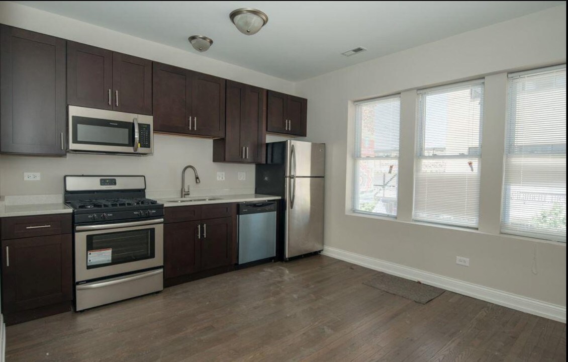 4046 N Milwaukee Ave in Chicago, IL - Building Photo