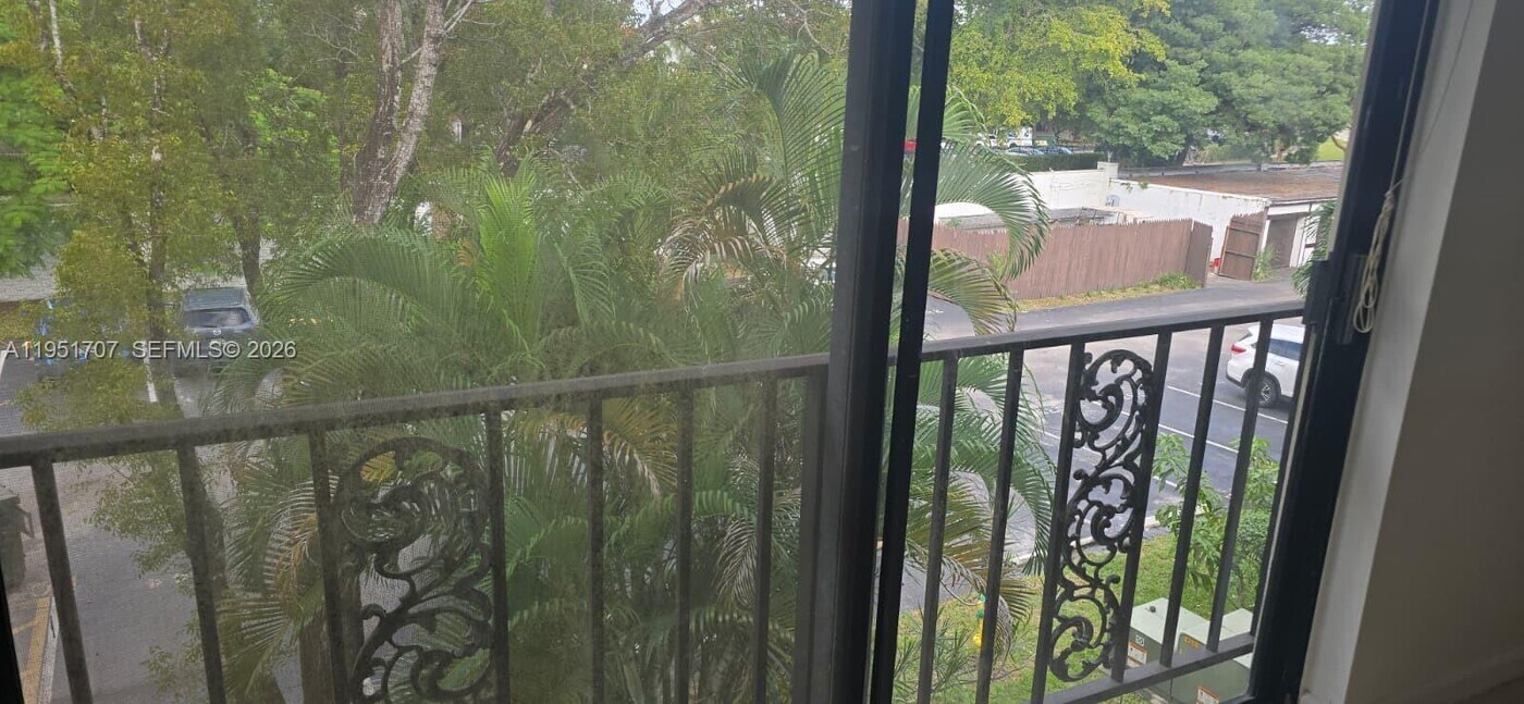 3680 Inverrary Dr in Lauderhill, FL - Building Photo