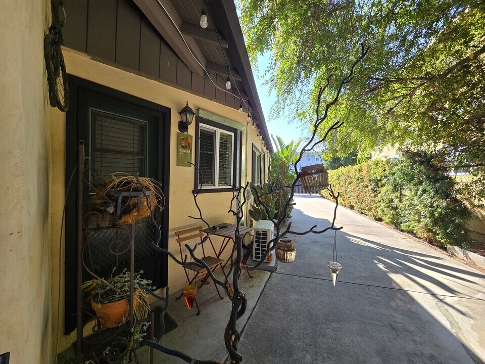 5710 Vineland Ave in Los Angeles, CA - Building Photo