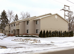 Meadowbrook Apartments in Buffalo, MN - Building Photo - Building Photo