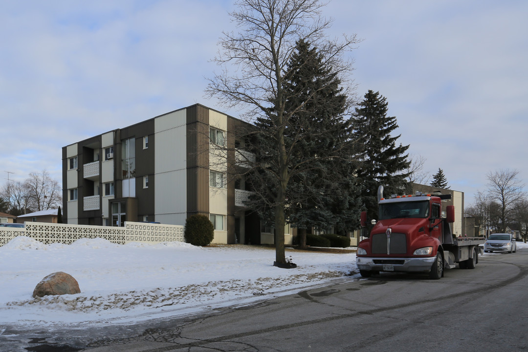 4 Birkshire Ct in Kitchener, ON - Building Photo