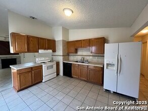 9819 Valley Villa in San Antonio, TX - Foto de edificio - Building Photo