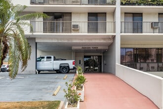 Parkside Tower in Honolulu, HI - Foto de edificio - Building Photo