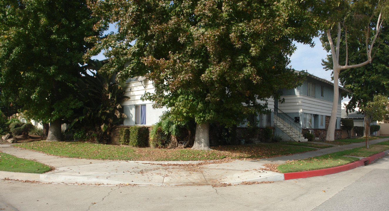 137-149 S Barranca Ave in Covina, CA - Building Photo