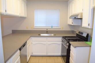 9062 La Maison Cir in Sacramento, CA - Building Photo - Building Photo