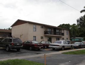 3950 Lora St in Ft. Myers, FL - Foto de edificio - Building Photo