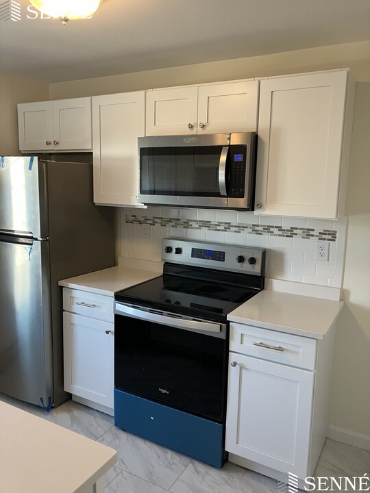 35 Davis Sq, Unit 9 in Somerville, MA - Building Photo