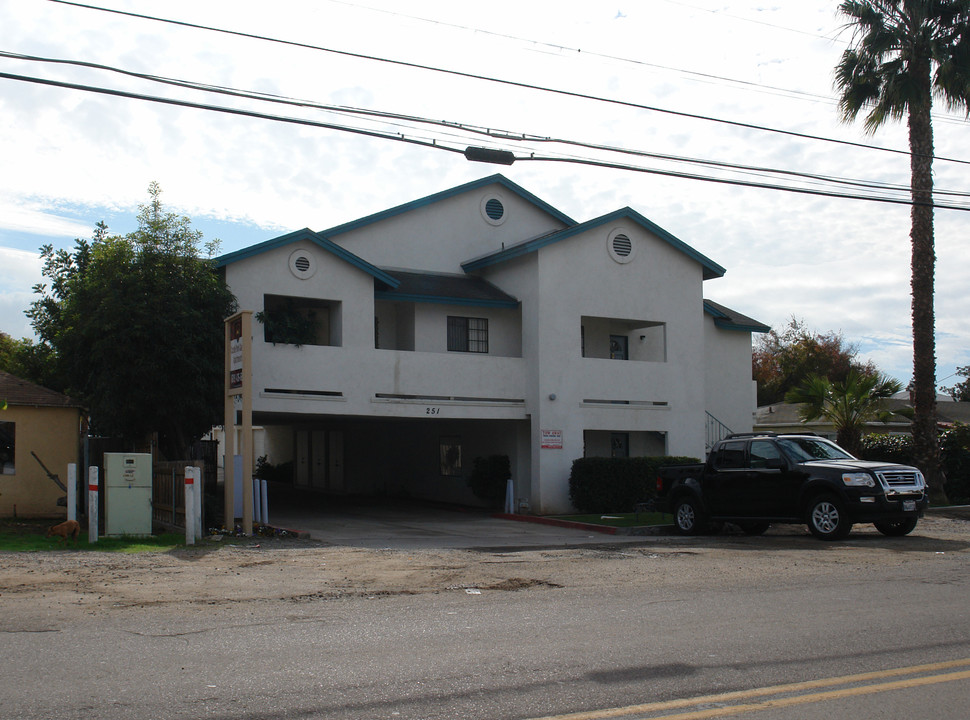 Oxford Apartments in Chula Vista, CA - Building Photo