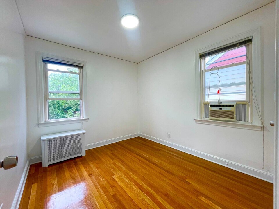 163-18 25th Dr in Queens, NY - Building Photo