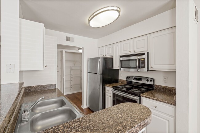 Stonebriar Woods Apartment Homes in Overland Park, KS - Building Photo - Building Photo