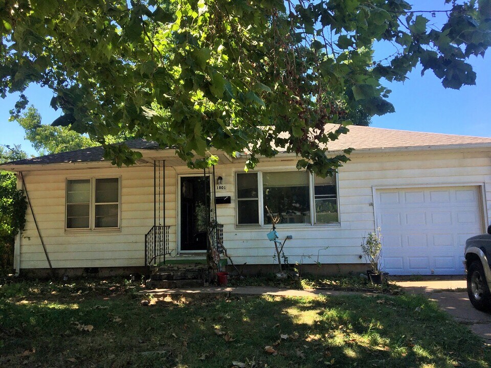 1801 Hampton Dr in Del City, OK - Building Photo