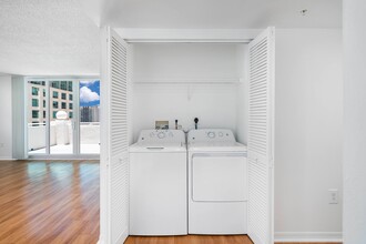 Yacht Club at Brickell Apartments in Miami, FL - Building Photo - Building Photo