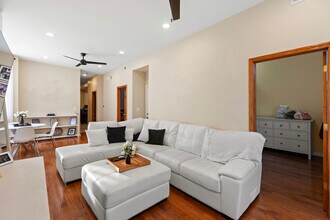 2028 N Hamlin Ave, Unit 2 in Chicago, IL - Building Photo - Building Photo