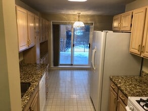 129 Acacia Cir, Unit 102 in Indian Head Park, IL - Building Photo - Building Photo