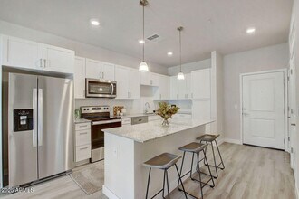 28201 N Black Cyn Hwy in Phoenix, AZ - Foto de edificio - Building Photo