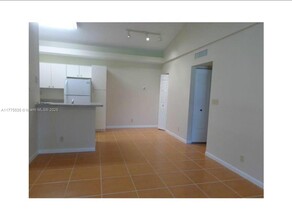 631 Lyons Rd in Coconut Creek, FL - Foto de edificio - Building Photo