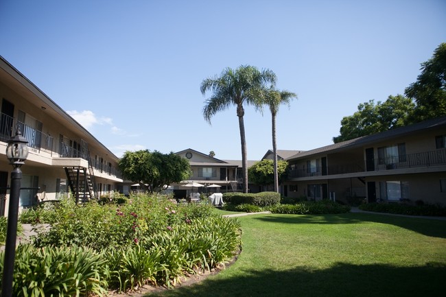 Courtyard Gardens in Tustin, CA - Building Photo - Building Photo