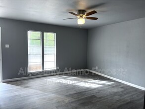 403 Hartline Dr in San Antonio, TX - Building Photo - Building Photo