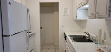 215 Barry Ave S in Wayzata, MN - Building Photo - Building Photo