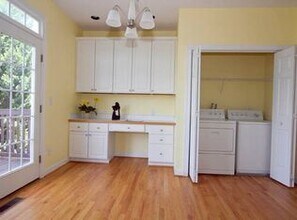 204 Brookgreen Dr in Chapel Hill, NC - Building Photo - Building Photo