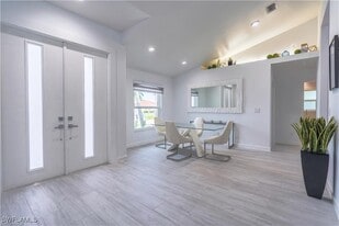 201 S Bahama Ave in Marco Island, FL - Building Photo