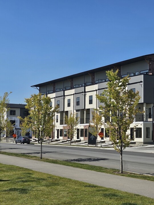 156 Park St in Cochrane, AB - Building Photo