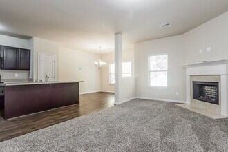 250 Stillwood Dr in Newnan, GA - Building Photo - Building Photo