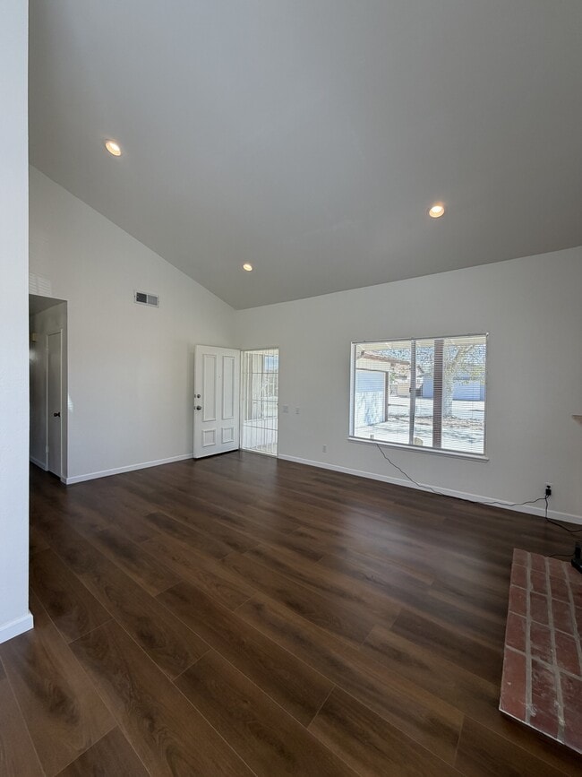 44215 Hanstead Ave in Lancaster, CA - Building Photo - Building Photo