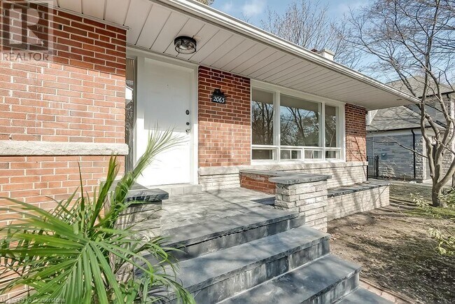 2063 Glenforest Crescent in Oakville, ON - Building Photo - Building Photo