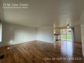 25 NE 22nd St in Gresham, OR - Building Photo - Building Photo