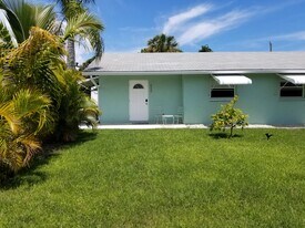 8682 SE Kingsley St, Unit 8682 in Hobe Sound, FL - Building Photo
